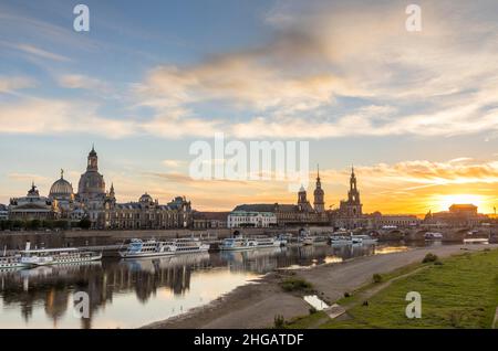 Blick auf die Stadt bei Sonnenuntergang mit Elbe und Akademie der Künste, Frauenkirche, Brühlterrasse, Sekundogenitur, Stausenhaus, Hausmannsturm, Gericht Stockfoto