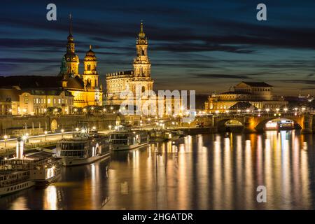 Blick auf die Stadt in der Blauen Stunde mit Elbe und Brühlterrasse, Sekundärturm, Hausmannsturm, Estatenhaus, Hofkirche und Semperoper Stockfoto