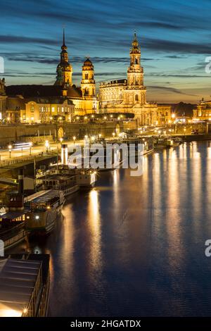 Blick auf die Stadt in der Blauen Stunde mit Elbe und Brühlterrasse, Nebengebäude, Hausmannturm, Staatshaus und Hofkirche, Dresden, Sachsen, Deutschland Stockfoto