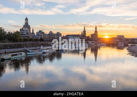 Blick auf die Stadt bei Sonnenuntergang mit Elbe und Akademie der Künste, Frauenkirche, Brühlterrasse, Sekundogenitur, Stausenhaus, Hausmannturm, Gericht Stockfoto