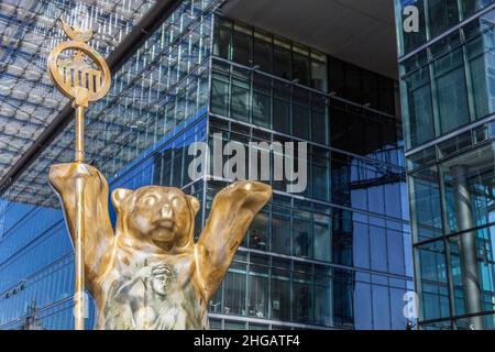 Buddy Bear mit Quadriga steht im Neuen Kranzler Eck, Berlin, Deutschland Stockfoto