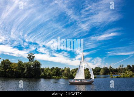 Segelboot auf dem Tegeler See, Berlin, Deutschland Stockfoto