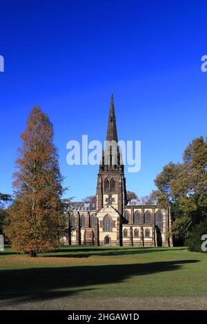 Herbstfarben, St. Mary the Virgin Church, Clumber Park, Nottinghamshire, England, Großbritannien Stockfoto