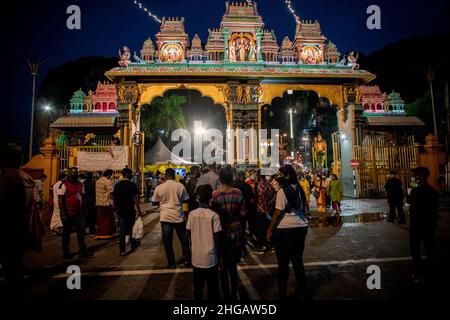 Gombak, Malaysia. 18th Januar 2022. Hinduistische Anhänger werden gesehen, wie sie während der Thaipusam-Feier auf den Sri Maha Mariamman Dhevasthanam-Tempel warten. Kredit: SOPA Images Limited/Alamy Live Nachrichten Stockfoto