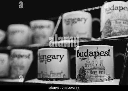 Budapest, Ungarn - 01. Januar 2018 : Close-up Keramik Logo Tasse von Starbucks Budapest im Shop im Starbucks Café in Budapest, Ungarn. Schwarz und w Stockfoto