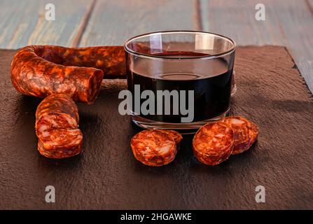 Verschiedene Arten von Zutaten und Würstchen von Hand hergestellt. Stockfoto