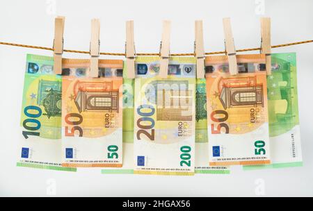 Euro-Scheine, Wäscheleine, Symbol Foto Geldwäsche, Studio-Aufnahme Stockfoto