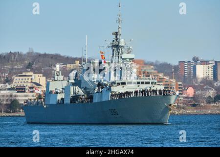 Halifax, Nova Scotia, Kanada. 19th. Januar 2022. DIE HMCS Montreal segeln vom Hafen von Halifax aus für einen sechsmonatigen Einsatz im Mittelmeer und im Schwarzen Meer zur Unterstützung der NATO-Sicherheitsmaßnahmen und der Operation ReAssurance in Mittel- und Osteuropa. Stockfoto