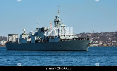 Halifax, Nova Scotia, Kanada. 19th. Januar 2022. DIE HMCS Montreal segeln vom Hafen von Halifax aus für einen sechsmonatigen Einsatz im Mittelmeer und im Schwarzen Meer zur Unterstützung der NATO-Sicherheitsmaßnahmen und der Operation ReAssurance in Mittel- und Osteuropa. Stockfoto