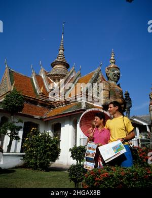 Thailand. Bangkok. Touristenpaar vor dem Wat Arun Tempel der Morgenröte. Stockfoto