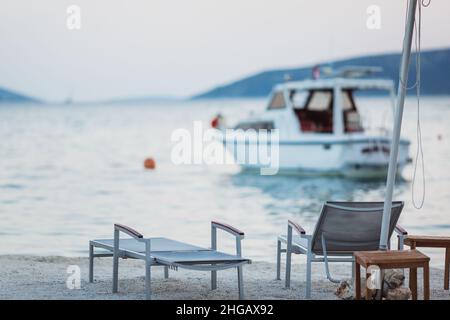 Weiße Yacht im wunderschönen türkisblauen Meer in der Nähe des Strandes. Selektiver Fokus. Trogir, Kroatien, Dalmatien Stockfoto