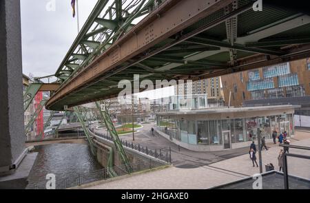 Wuppertal Januar 2022: Die Wuppertaler Schwebebahn ist ein öffentliches Verkehrssystem in Wuppertal, das am 1. März 1901 eröffnet wurde Stockfoto