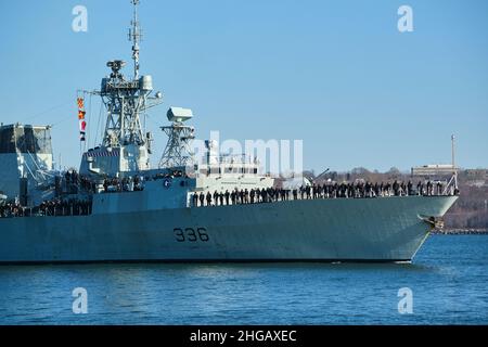 Halifax, Nova Scotia, Kanada. 19th. Januar 2022. DIE HMCS Montreal segeln vom Hafen von Halifax aus für einen sechsmonatigen Einsatz im Mittelmeer und im Schwarzen Meer zur Unterstützung der NATO-Sicherheitsmaßnahmen und der Operation ReAssurance in Mittel- und Osteuropa. Stockfoto