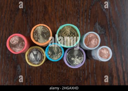 Münzrolle oder Geldrolle, Cent-Münzen, Euro-Münzen, Studioaufnahmen Stockfoto