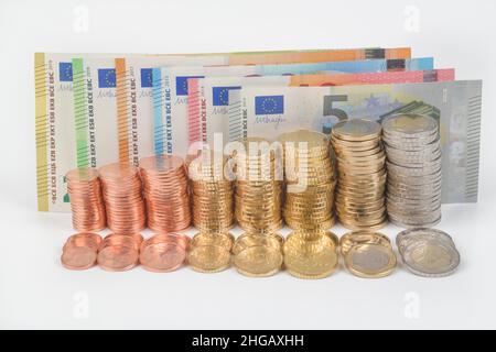 Stapel von Cent-Münzen, Euro-Münzen, Euro-Banknoten, Studio-Schuss Stockfoto