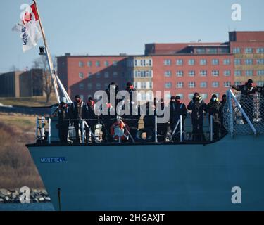 Halifax, Nova Scotia, Kanada. 19th. Januar 2022. DIE HMCS Montreal segeln vom Hafen von Halifax aus für einen sechsmonatigen Einsatz im Mittelmeer und im Schwarzen Meer zur Unterstützung der NATO-Sicherheitsmaßnahmen und der Operation ReAssurance in Mittel- und Osteuropa. Stockfoto