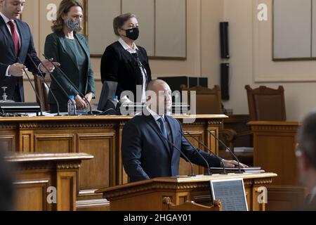 (220119) -- SOFIA, 19. Januar 2022 (Xinhua) -- der bulgarische Präsident Rumen Radev (Front) legt am 19. Januar 2022 in Sofia, Bulgarien, den Eid für seine zweite Amtszeit als Präsident ab. Radev forderte am Mittwoch in einer Ansprache an das Volk und die Nationalversammlung Anstrengungen zur Bekämpfung von Korruption und demografischem Rückgang. (Pressestelle des Präsidenten von Bulgarien/Handout über Xinhua) Stockfoto