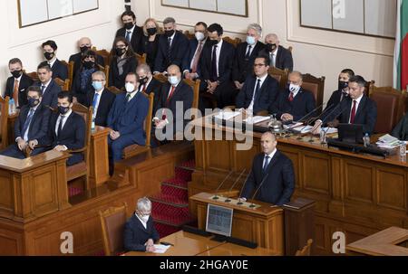 (220119) -- SOFIA, 19. Januar 2022 (Xinhua) -- der bulgarische Präsident Rumen Radev (R, Front) wendet sich an das Volk und die Nationalversammlung, nachdem er am 19. Januar 2022 in Sofia, Bulgarien, den Eid für seine zweite Amtszeit als Präsident abgelegt hatte. Radev forderte am Mittwoch in einer Ansprache an das Volk und die Nationalversammlung Anstrengungen zur Bekämpfung von Korruption und demografischem Rückgang. (Pressestelle des Präsidenten von Bulgarien/Handout über Xinhua) Stockfoto