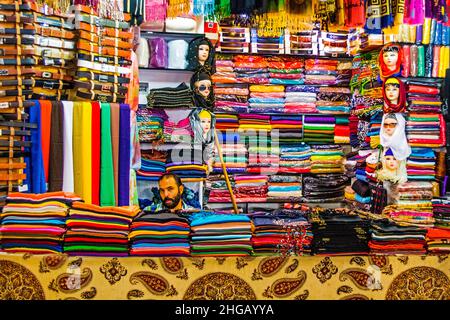 Bunte Bekleidungsgeschäfte, der große Basar, Isfahan, Isfahan, Iran Stockfoto