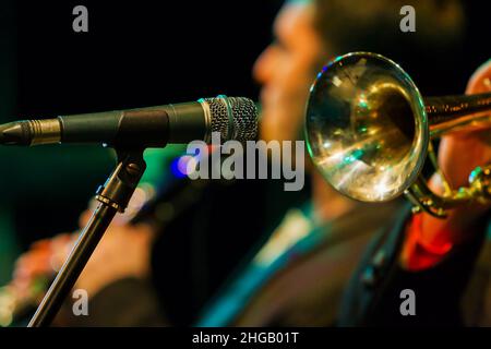 Hintergrund mit Musikinstrumenten, die das dzhasovy-Orchester als Hintergrund für jedes Werbeprojekt illustrieren Stockfoto