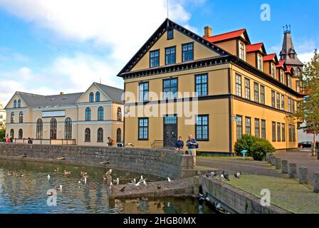 Haus der Handwerker in Tjoernin, Stadtsee in der Altstadt, Reykjavik, Island Stockfoto