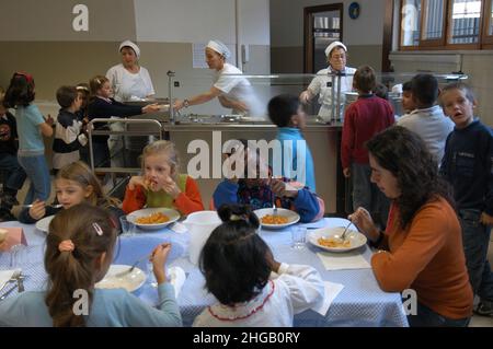 Verona, Italien 14/10/2005: Isotta Nogarola' Elementary School, temporäre Cafeteria-Mitarbeiter. ©Andrea Sabbadini Stockfoto