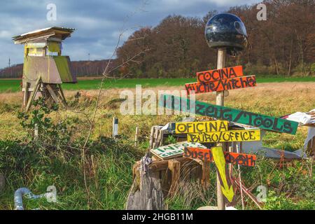 Wegweiser, Aktivist Camp, Hambacher Forst, Nordrhein-Westfalen, Deutschland Stockfoto