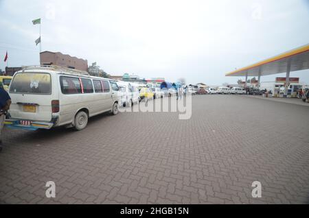 Peshawar, Pakistan. 19th Januar 2022. Eine große Anzahl von Fahrzeugen stehen in der Warteschlange, um CNG-Tanks aufzufüllen, da die CNG-Station in der ganzen Provinz geschlossen wurde, da die Gasversorgung der CNG-Stationen in der Stadt in Peshawar eingestellt wurde. (Foto: Hussain Ali/Pacific Press) Quelle: Pacific Press Media Production Corp./Alamy Live News Stockfoto