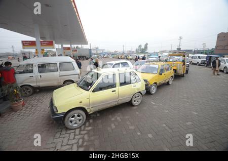 Peshawar, Pakistan. 19th Januar 2022. Eine große Anzahl von Fahrzeugen stehen in der Warteschlange, um CNG-Tanks aufzufüllen, da die CNG-Station in der ganzen Provinz geschlossen wurde, da die Gasversorgung der CNG-Stationen in der Stadt in Peshawar eingestellt wurde. (Foto: Hussain Ali/Pacific Press) Quelle: Pacific Press Media Production Corp./Alamy Live News Stockfoto