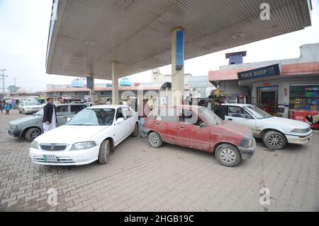 Peshawar, Pakistan. 19th Januar 2022. Eine große Anzahl von Fahrzeugen stehen in der Warteschlange, um CNG-Tanks aufzufüllen, da die CNG-Station in der ganzen Provinz geschlossen wurde, da die Gasversorgung der CNG-Stationen in der Stadt in Peshawar eingestellt wurde. (Foto: Hussain Ali/Pacific Press) Quelle: Pacific Press Media Production Corp./Alamy Live News Stockfoto
