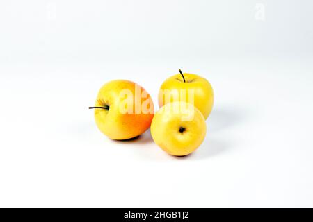 Gelbe Äpfel isoliert auf weißem Hintergrund. Teil des Sets. Stockfoto