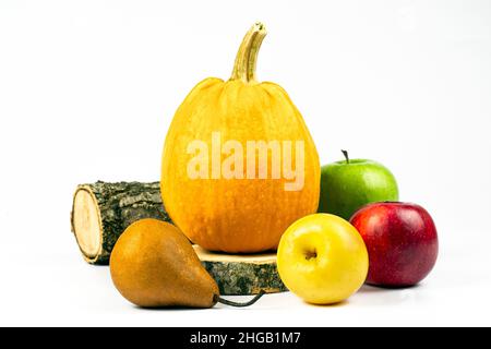 Kürbis, Birne und verschiedene Farbe Äpfel isoliert auf weißem Hintergrund. Natürliches und organisches Produktionskonzept. Teil des Sets. Stockfoto