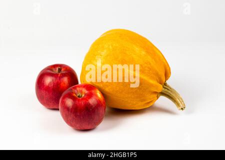 Kürbis und rote Äpfel isoliert auf weißem Hintergrund. Teil des Sets. Stockfoto