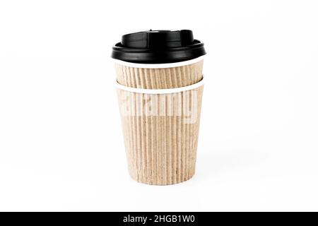 Gebrauchte Kaffeetasse aus Kraftpapier, isoliert auf weißem Hintergrund. Konzept der „Take Away“-Lieferung. Teil des Sets. Stockfoto