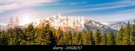 Panoramalandschaft mit Sonnenlicht über den schneebedeckten Bergen des Lake Tahoe California Stockfoto