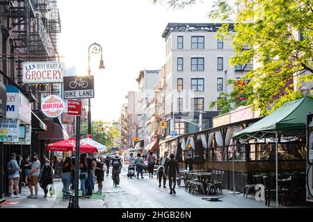 New York City - Gruppen von Menschen versammeln sich in den überfüllten Bars und Restaurants auf der Rivington Street in der Lower East Side von Manhattan NYC Stockfoto