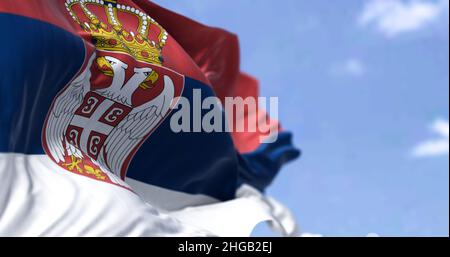 Detail der Nationalflagge Serbiens, die an einem klaren Tag im Wind winkt. Demokratie und Politik. Europäisches Land. Selektiver Fokus. Stockfoto