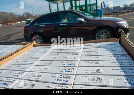 Langhorne, Usa. 19th Januar 2022. Testkits warten auf die Verteilung, während Hunderte von Einwohnern von Bucks County auf dem Parkplatz auf einer schnellen Fahrt durch die Schlange warteten, um kostenlose COVID-19 Rapid-Testkits zu erhalten Mittwoch, 19. Januar 2022, am Sesame Place in Langhorne, Pennsylvania. Es wurde erwartet, dass die Notfallverwaltungsbehörde und das Gesundheitsministerium des Bezirks in den nächsten Wochen von 10 bis 6 Uhr jeden Verteilungstag 300.000 Testkits ausliefern werden, solange der Vorrat reicht. Kredit: William Thomas Cain/Alamy Live Nachrichten Stockfoto