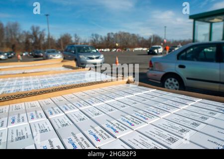 Langhorne, Usa. 19th Januar 2022. Testkits warten auf die Verteilung, während Hunderte von Einwohnern von Bucks County auf dem Parkplatz auf einer schnellen Fahrt durch die Schlange warteten, um kostenlose COVID-19 Rapid-Testkits zu erhalten Mittwoch, 19. Januar 2022, am Sesame Place in Langhorne, Pennsylvania. Es wurde erwartet, dass die Notfallverwaltungsbehörde und das Gesundheitsministerium des Bezirks in den nächsten Wochen von 10 bis 6 Uhr jeden Verteilungstag 300.000 Testkits ausliefern werden, solange der Vorrat reicht. Kredit: William Thomas Cain/Alamy Live Nachrichten Stockfoto