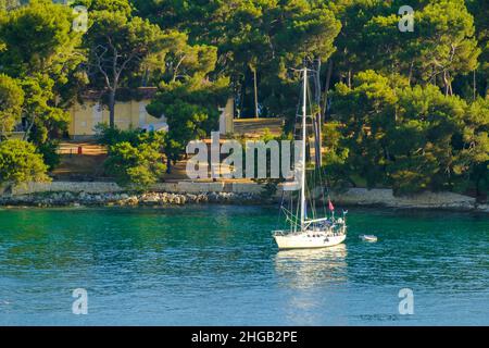 Luxusyacht segelt in der Adria. Stockfoto