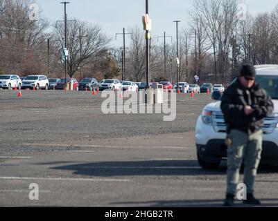 Langhorne, Usa. 19th Januar 2022. Hunderte von Einwohnern von Bucks County warteten auf einer schnellen Fahrt durch die Schlange auf dem Parkplatz, um am Mittwoch, den 19. Januar 2022, am Sesame Place in Langhorne, Pennsylvania, kostenlose COVID-19 Rapid-Testkits zu erhalten. Es wurde erwartet, dass die Notfallverwaltungsbehörde und das Gesundheitsministerium des Bezirks in den nächsten Wochen von 10 bis 6 Uhr jeden Verteilungstag 300.000 Testkits ausliefern werden, solange der Vorrat reicht. Kredit: William Thomas Cain/Alamy Live Nachrichten Stockfoto