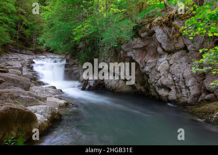 Cubo Waterfall liegt im üppigen Irati-Dschungel in Navarra, Spanien. Stockfoto