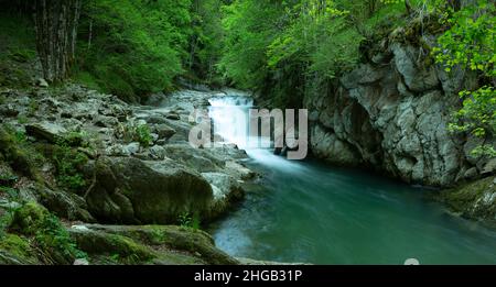 Panoramablick auf den Cubo-Wasserfall im üppigen Irati-Dschungel in Navarra, Spanien. Stockfoto