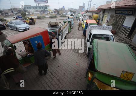 Peshawar, Khyber Pakhtunkhwa, Pakistan. 19th Januar 2022. Eine große Anzahl von Fahrzeugen stehen in der Warteschlange, um CNG-Tanks aufzufüllen, da die CNG-Station in der ganzen Provinz geschlossen wurde, da die Gasversorgung der CNG-Stationen in der Stadt in Peshawar eingestellt wurde. (Bild: © Hussain Ali/Pacific Press via ZUMA Press Wire) Stockfoto