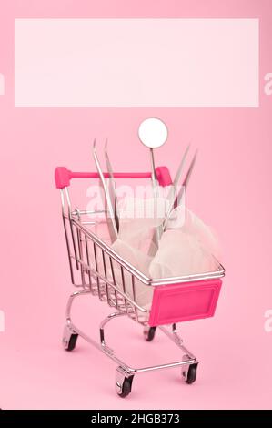 Wagen mit Pinzette auf rosa Hintergrund Kopierraum Stockfoto