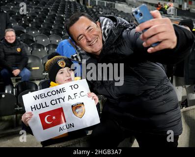 Der Besitzer von New Hull City, Acun Ilicali, posiert mit einem jungen Fan, der vor dem Sky Bet Championship-Spiel im MKM Stadium, Kingston upon Hull, ein Willkommensschild hält. Bilddatum: Mittwoch, 19. Januar 2022. Stockfoto