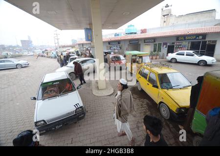 Peshawar, Khyber Pakhtunkhwa, Pakistan. 19th Januar 2022. Eine große Anzahl von Fahrzeugen stehen in der Warteschlange, um CNG-Tanks aufzufüllen, da die CNG-Station in der ganzen Provinz geschlossen wurde, da die Gasversorgung der CNG-Stationen in der Stadt in Peshawar eingestellt wurde. (Bild: © Hussain Ali/Pacific Press via ZUMA Press Wire) Stockfoto