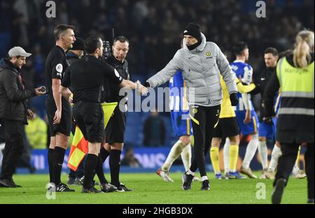 Chelsea-Cheftrainer Thomas Tuchel mit den Beamten nach der Auslosung während des Premier League-Spiels zwischen Brighton & Hove Albion und Chelsea im Amex Stadium, Brighton, Großbritannien - 18th. Januar 2022 - nur für redaktionelle Verwendung. Keine Verkaufsförderung. Für Football-Bilder gelten Einschränkungen für FA und Premier League. Keine Nutzung des Internets/Handys ohne FAPL-Lizenz - für Details wenden Sie sich an Football Dataco Stockfoto