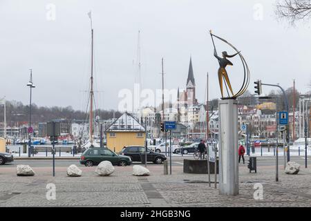Flensburg, Deutschland - 9. Februar 2017: Flensburg an einem Wintertag gehen gewöhnliche Menschen auf die Straße Stockfoto