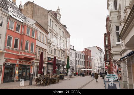 Flensburg, Deutschland - 9. Februar 2017: Einfache Menschen gehen auf der Großen Straße, der zentralen Einkaufsstraße von Flensburg Stockfoto